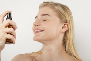Tanpa menguras dompet, ini 5 setting spray homemade dari bahan alami, makeup tahan lama dan glowing