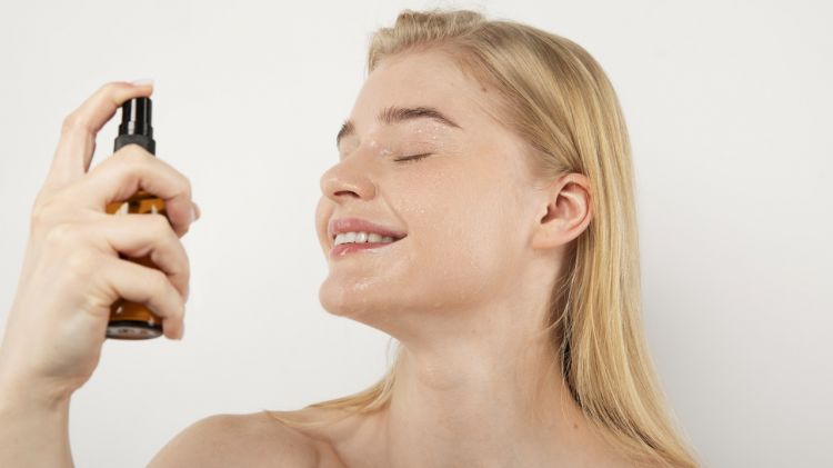 Tanpa menguras dompet, ini 5 setting spray homemade dari bahan alami, makeup tahan lama dan glowing