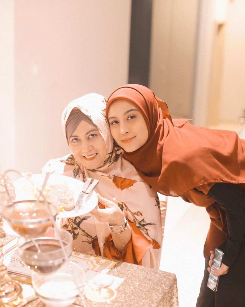 Sama-sama memesona, ini potret kebersamaan 9 selebgram bareng ibunya, parasnya bikin gagal fokus