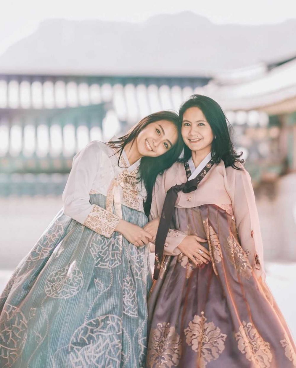 Sama-sama memesona, ini potret kebersamaan 9 selebgram bareng ibunya, parasnya bikin gagal fokus