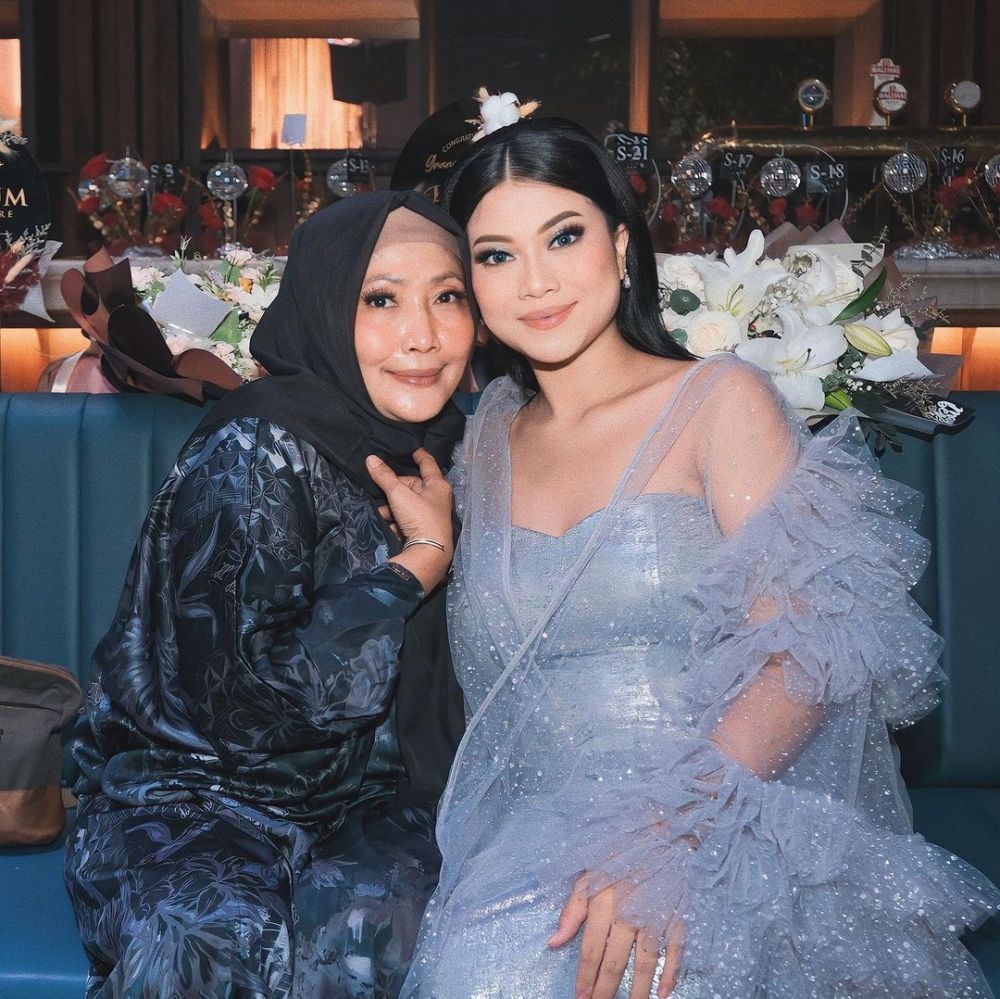 Sama-sama memesona, ini potret kebersamaan 9 selebgram bareng ibunya, parasnya bikin gagal fokus