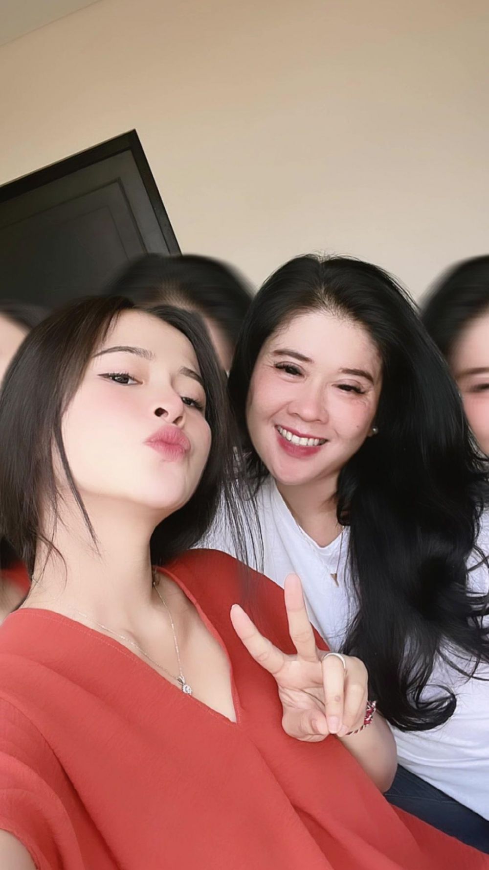 Sama-sama memesona, ini potret kebersamaan 9 selebgram bareng ibunya, parasnya bikin gagal fokus