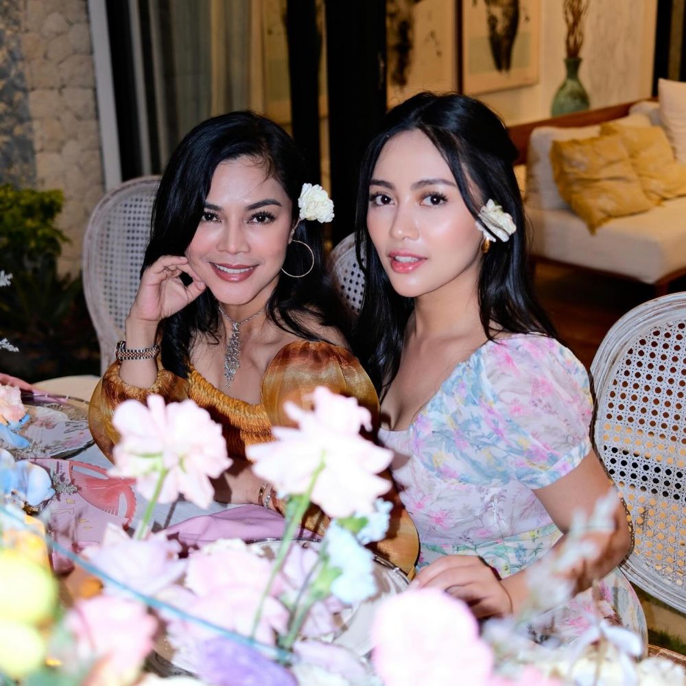 Sama-sama memesona, ini potret kebersamaan 9 selebgram bareng ibunya, parasnya bikin gagal fokus