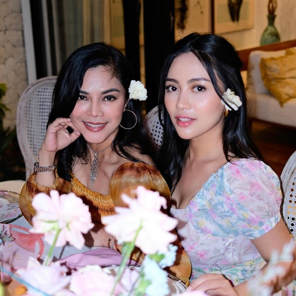Sama-sama memesona, ini potret kebersamaan 9 selebgram bareng ibunya, parasnya bikin gagal fokus