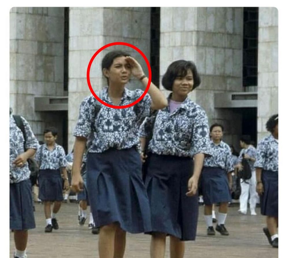 Jarang tersorot manglingi pol, intip potret lawas istri 8 presenter saat masih sekolah