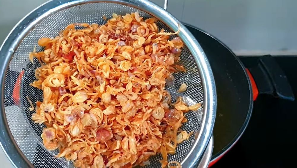 Bikin stok bawang goreng kriuk! Trik jitu biar renyah & awet berbulan-bulan tanpa tepung