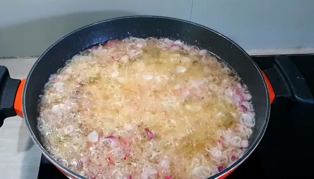 Bikin stok bawang goreng kriuk! Trik jitu biar renyah & awet berbulan-bulan tanpa tepung