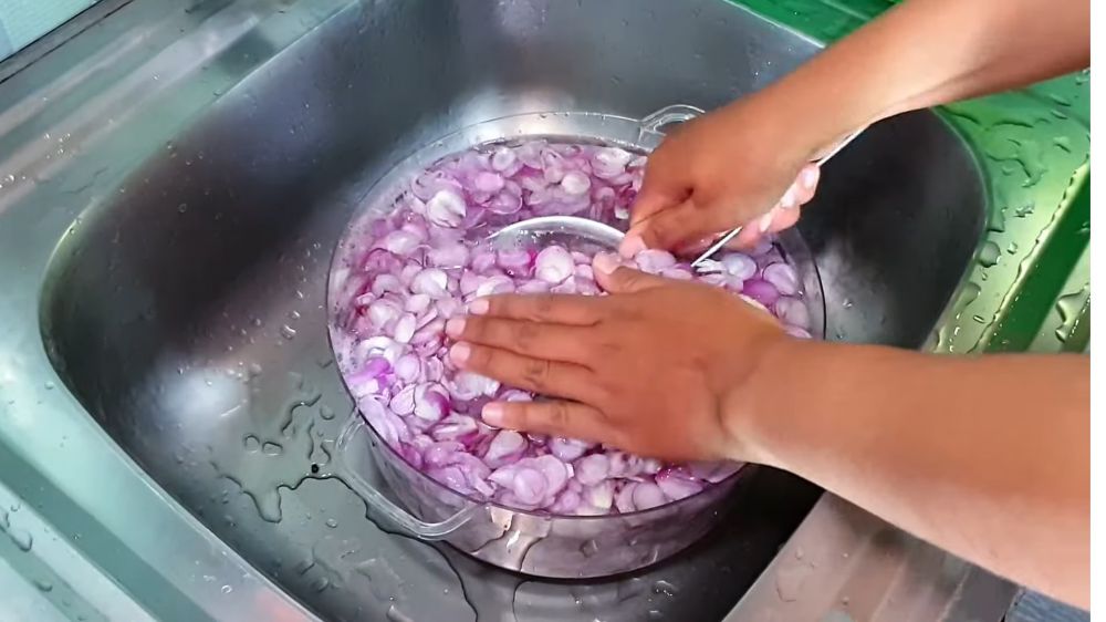 Bikin stok bawang goreng kriuk! Trik jitu biar renyah & awet berbulan-bulan tanpa tepung