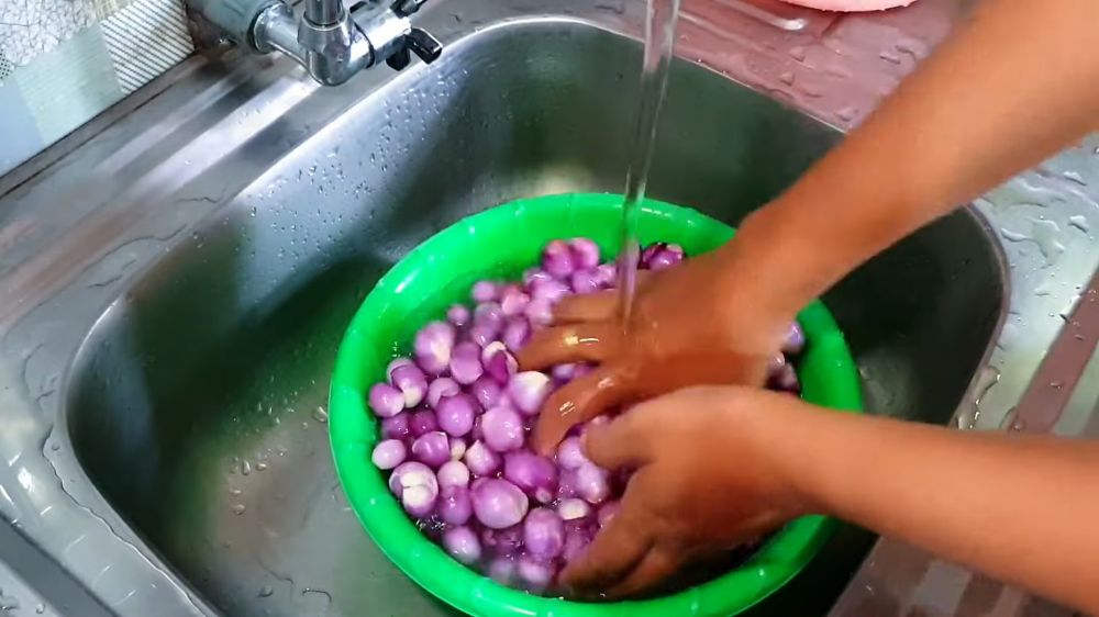 Bikin stok bawang goreng kriuk! Trik jitu biar renyah & awet berbulan-bulan tanpa tepung