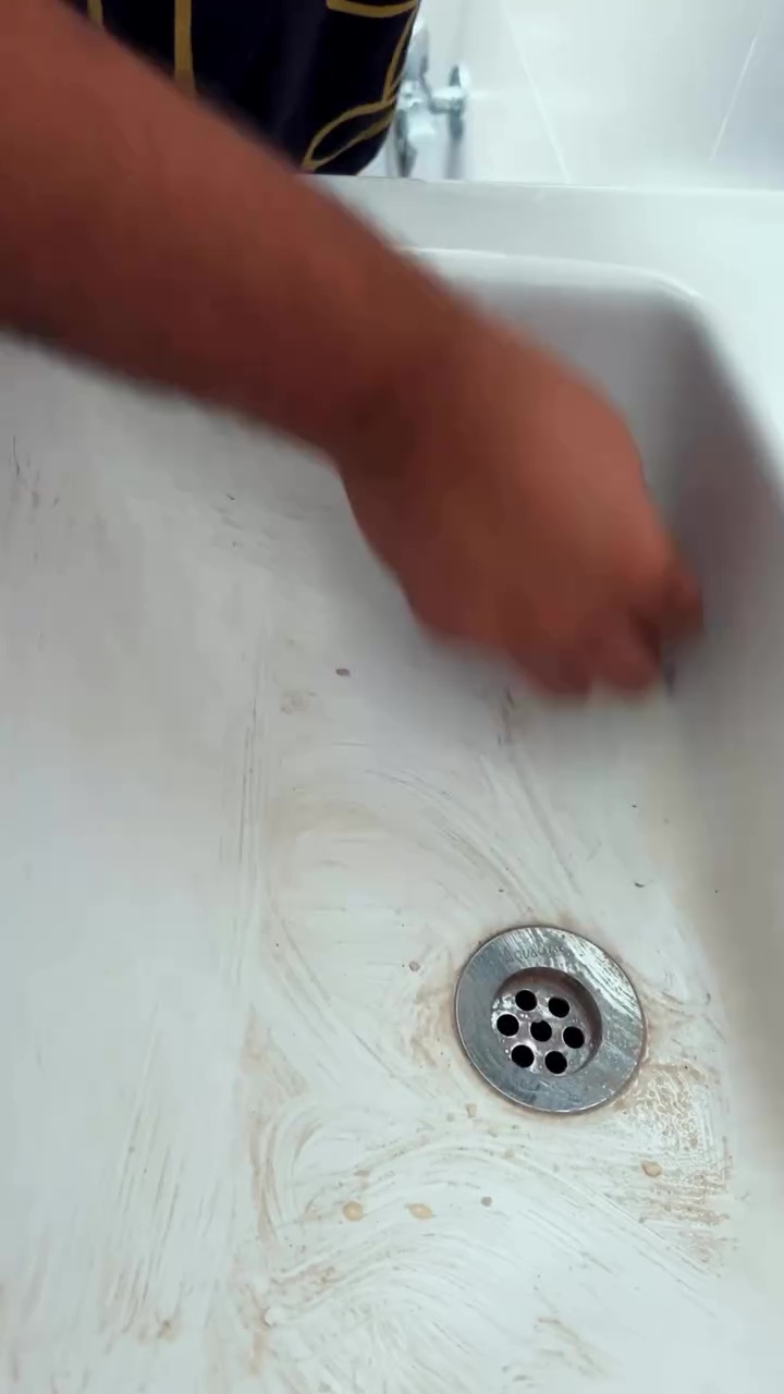 Wastafel di rumah berkerak karena lama tak dibersihkan? Gosok pakai 3 bahan dapur ini biar mengilap