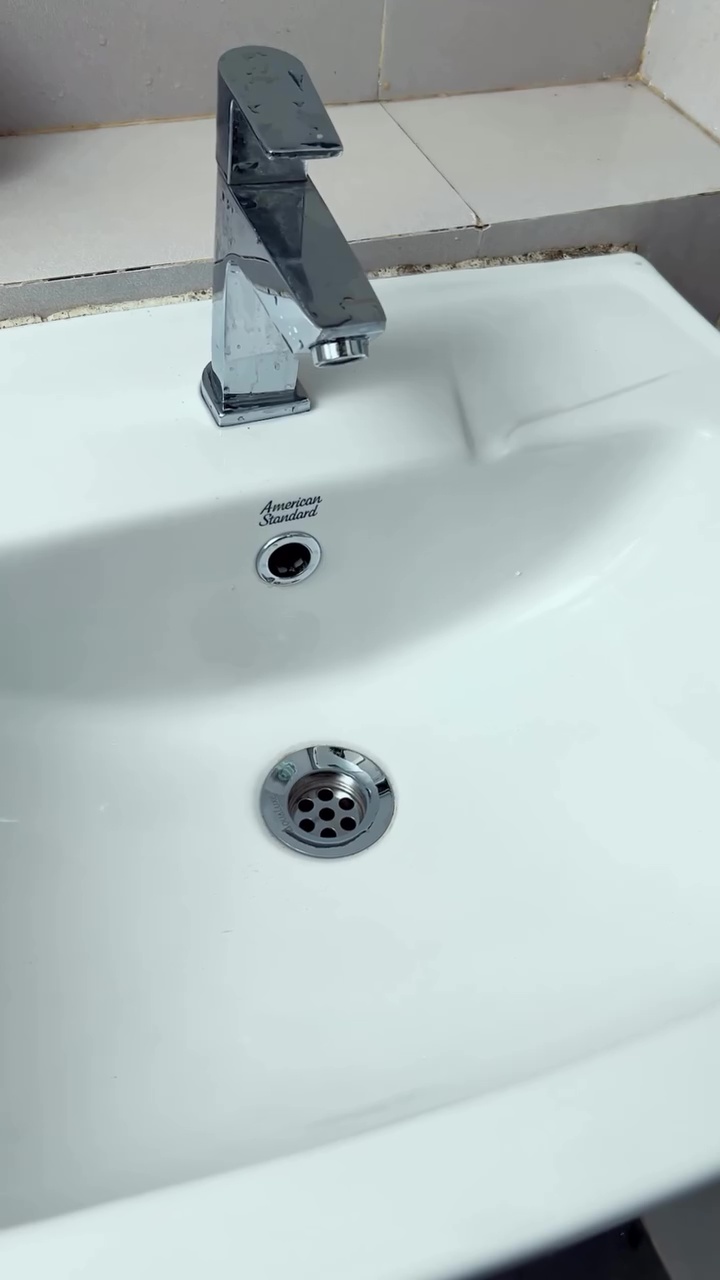 Wastafel di rumah berkerak karena lama tak dibersihkan? Gosok pakai 3 bahan dapur ini biar mengilap