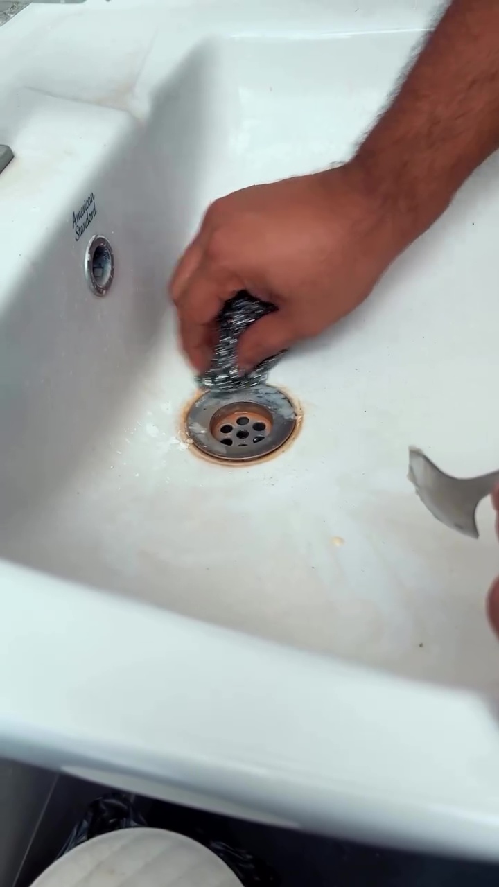 Wastafel di rumah berkerak karena lama tak dibersihkan? Gosok pakai 3 bahan dapur ini biar mengilap