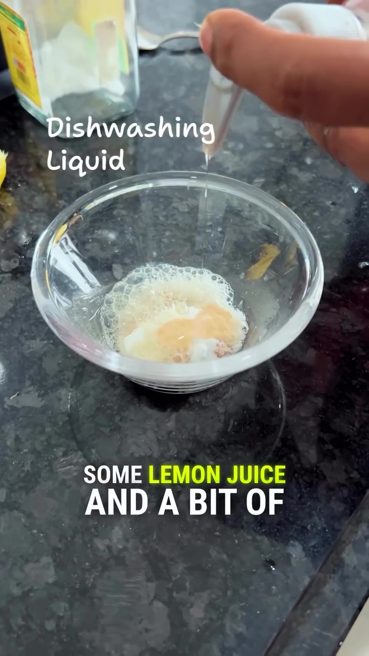 Wastafel di rumah berkerak karena lama tak dibersihkan? Gosok pakai 3 bahan dapur ini biar mengilap