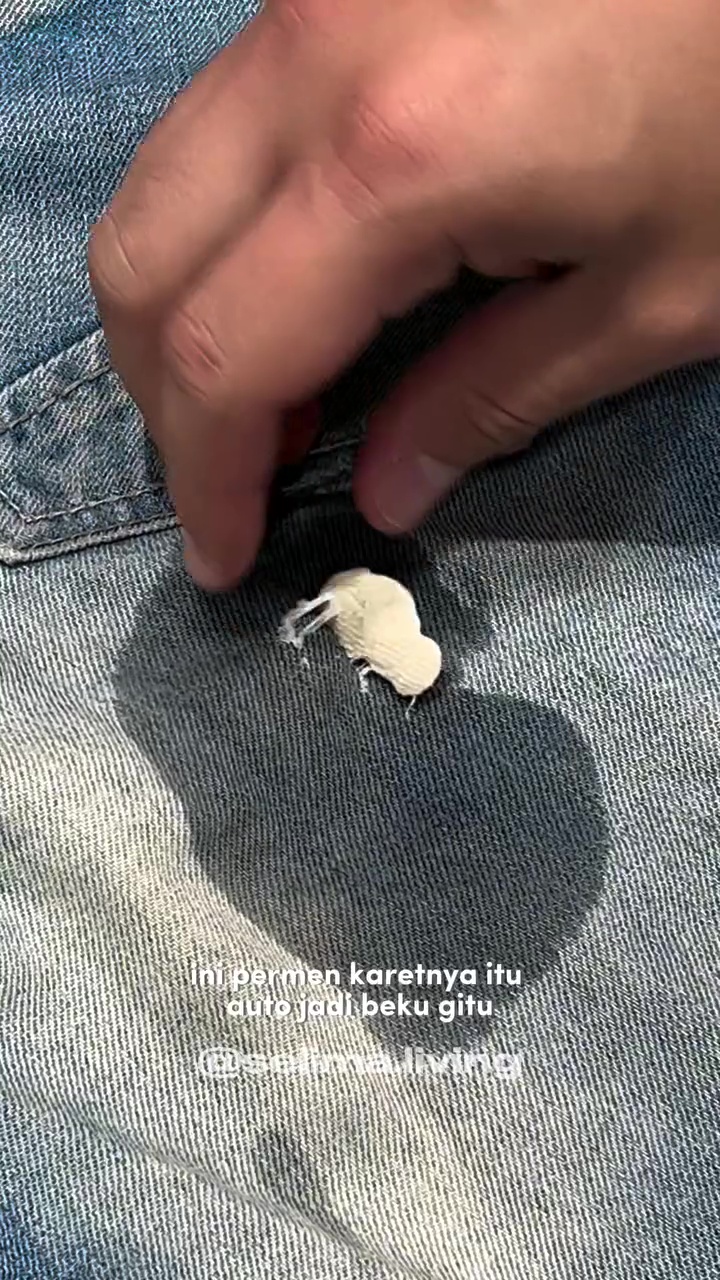 Jangan keburu disikat, ini cara ampuh bersihkan permen karet di pakaian cuma dengan 1 bahan dapur