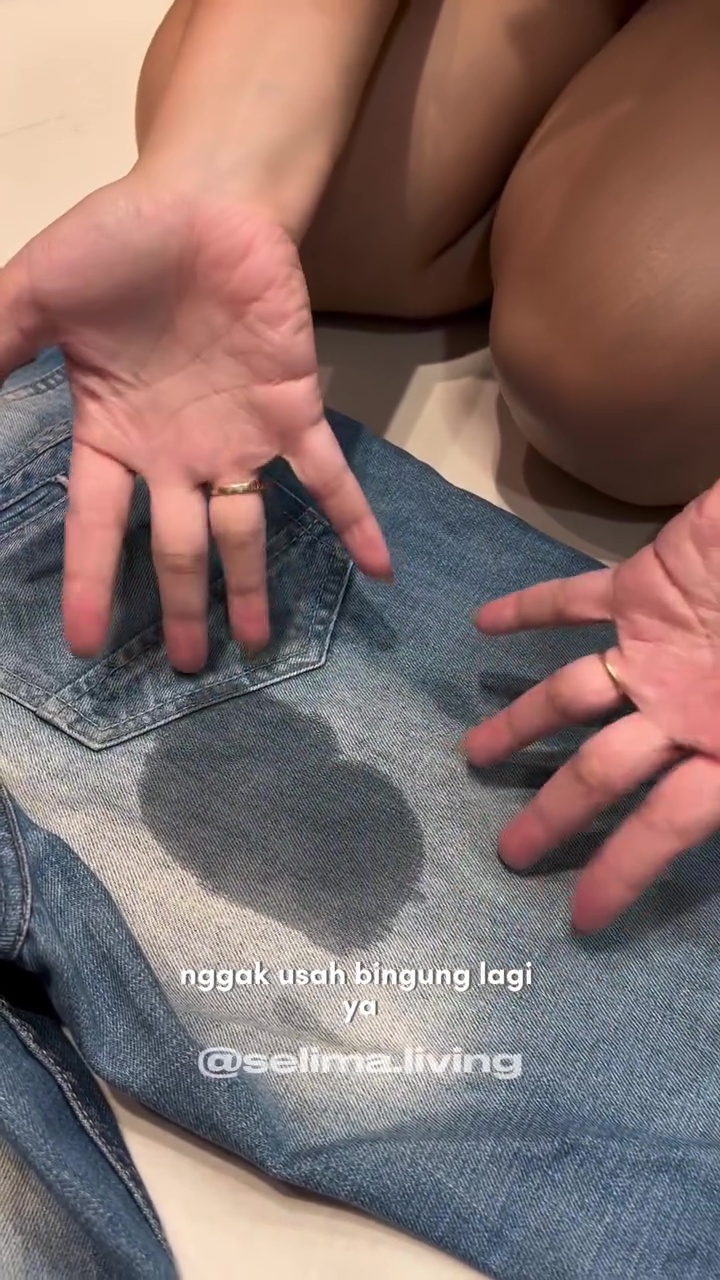 Jangan keburu disikat, ini cara ampuh bersihkan permen karet di pakaian cuma dengan 1 bahan dapur