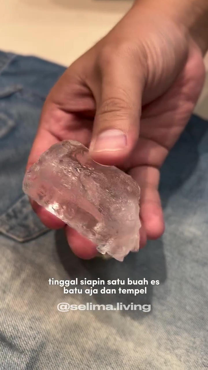 Jangan keburu disikat, ini cara ampuh bersihkan permen karet di pakaian cuma dengan 1 bahan dapur