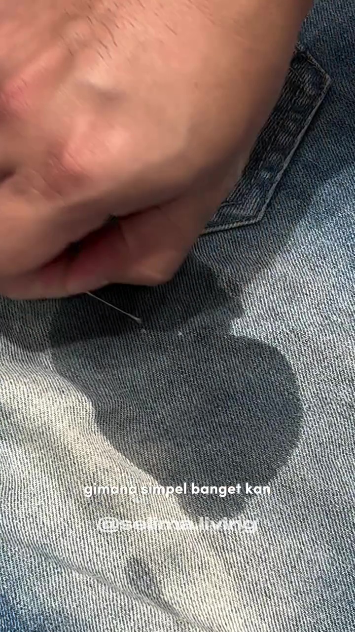 Jangan keburu disikat, ini cara ampuh bersihkan permen karet di pakaian cuma dengan 1 bahan dapur