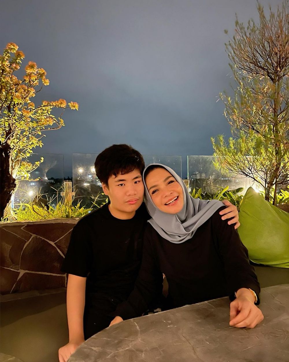  Tak banyak yang tahu, ternyata 7 seleb ini punya anak angkat, intip potret kedekatannya