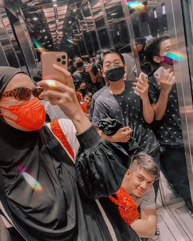  Tak banyak yang tahu, ternyata 7 seleb ini punya anak angkat, intip potret kedekatannya