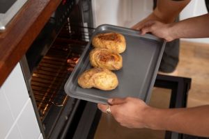 Wanita ini bagikan trik baru oven makanan cuma pakai panci, kuncinya di 1 alat ini biar nggak gosong