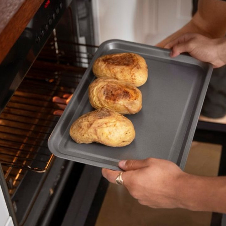 Wanita ini bagikan trik baru oven makanan cuma pakai panci, kuncinya di 1 alat ini biar nggak gosong