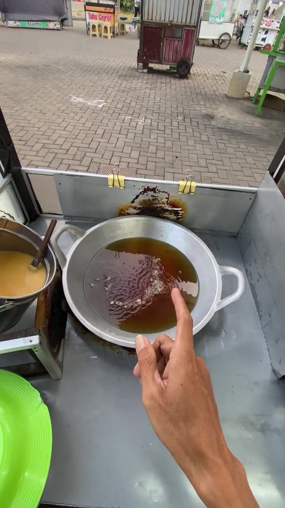 Belajar dari penjualnya langsung, trik bikin telur gulung agar tak ambyar dan lebih mudah digulung