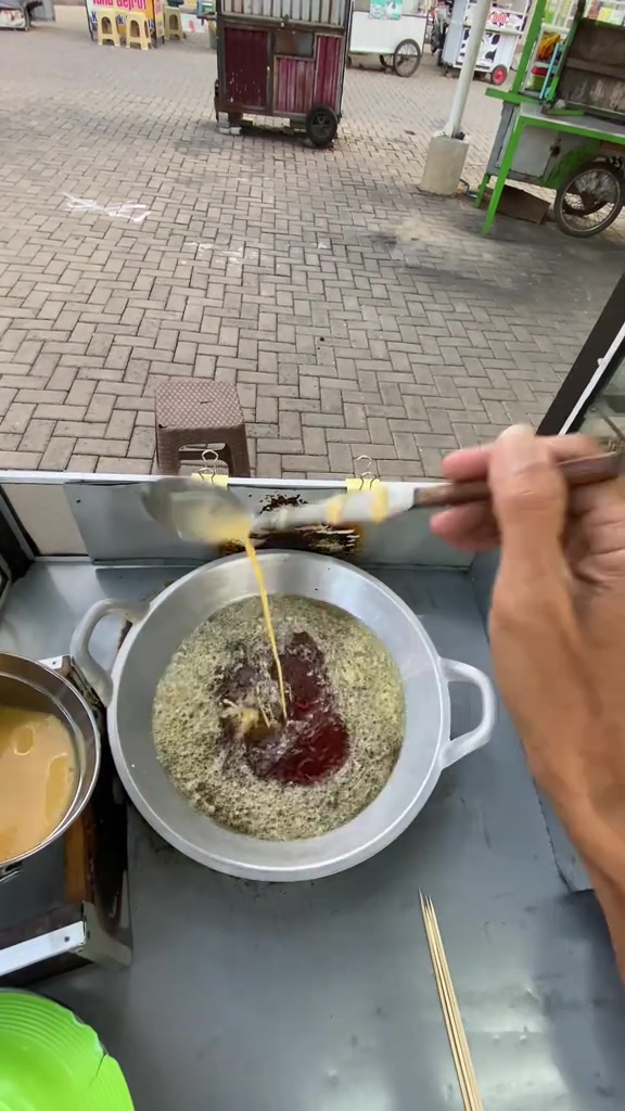 Belajar dari penjualnya langsung, trik bikin telur gulung agar tak ambyar dan lebih mudah digulung