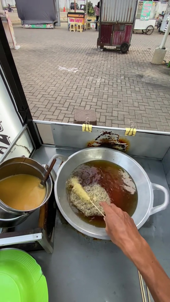 Belajar dari penjualnya langsung, trik bikin telur gulung agar tak ambyar dan lebih mudah digulung