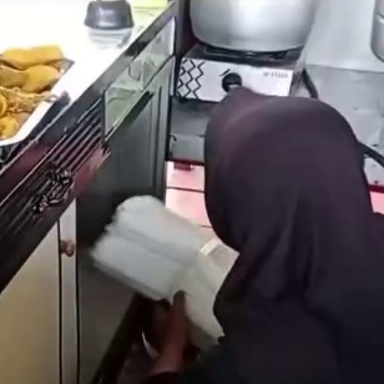 Tak bisa ikut ujian karena belum bayar sumbangan, kisah siswa kerja keras lunasi utang bikin nyesek