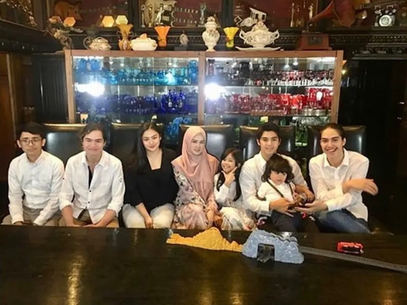 Dipanggil Mami oleh El Rumi, ini 11 potret kedekatan Mulan Jameela bareng anak-anak Maia Estianty