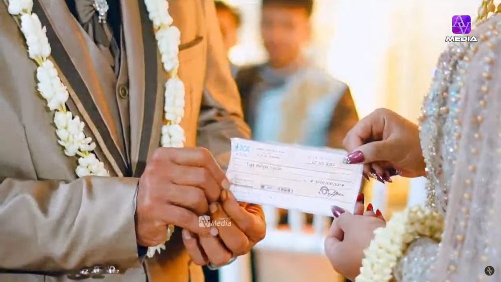 Viral pengantin wanita 24 tahun dipersunting pria usia 74, maharnya cek Rp3 miliar