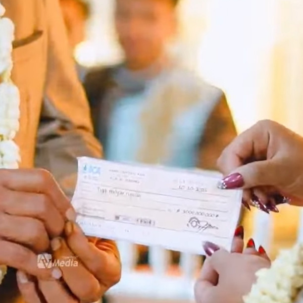 Viral pengantin wanita 24 tahun dipersunting pria usia 74, maharnya cek Rp3 miliar