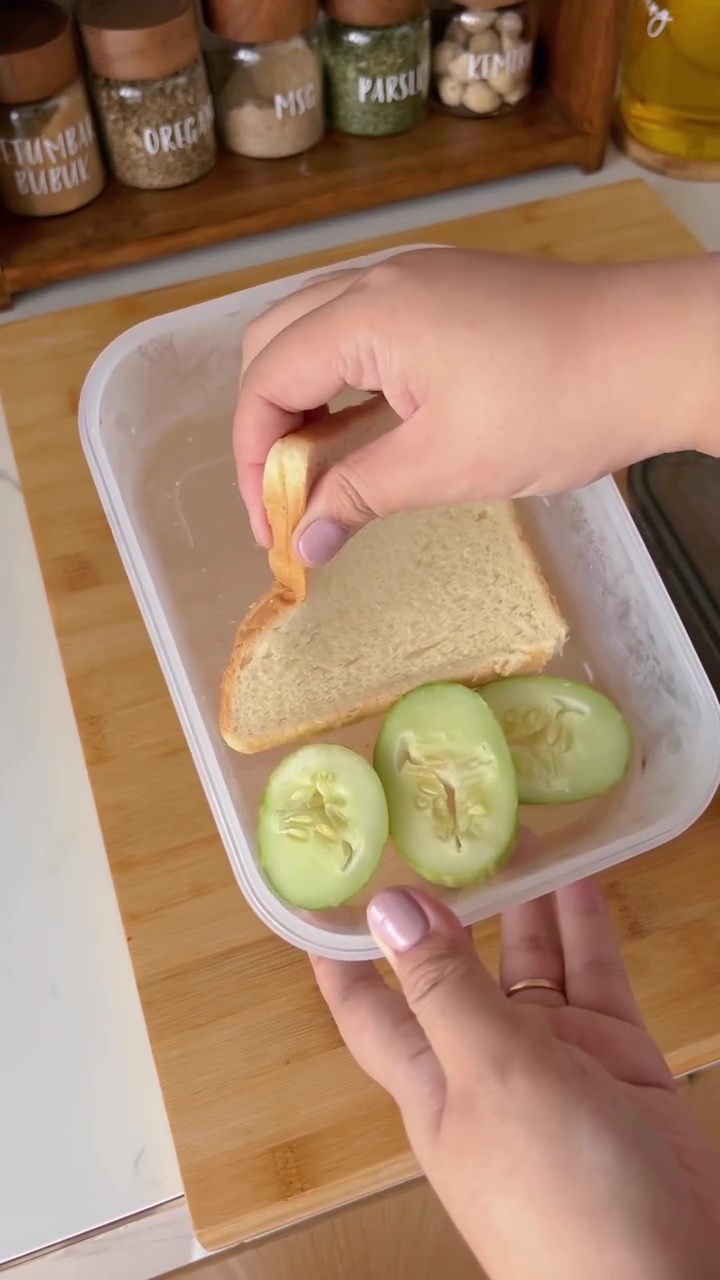 Punya roti tawar yang keras karena terpapar udara? Coba simpan dengan 1 buah ini biar lembut lagi