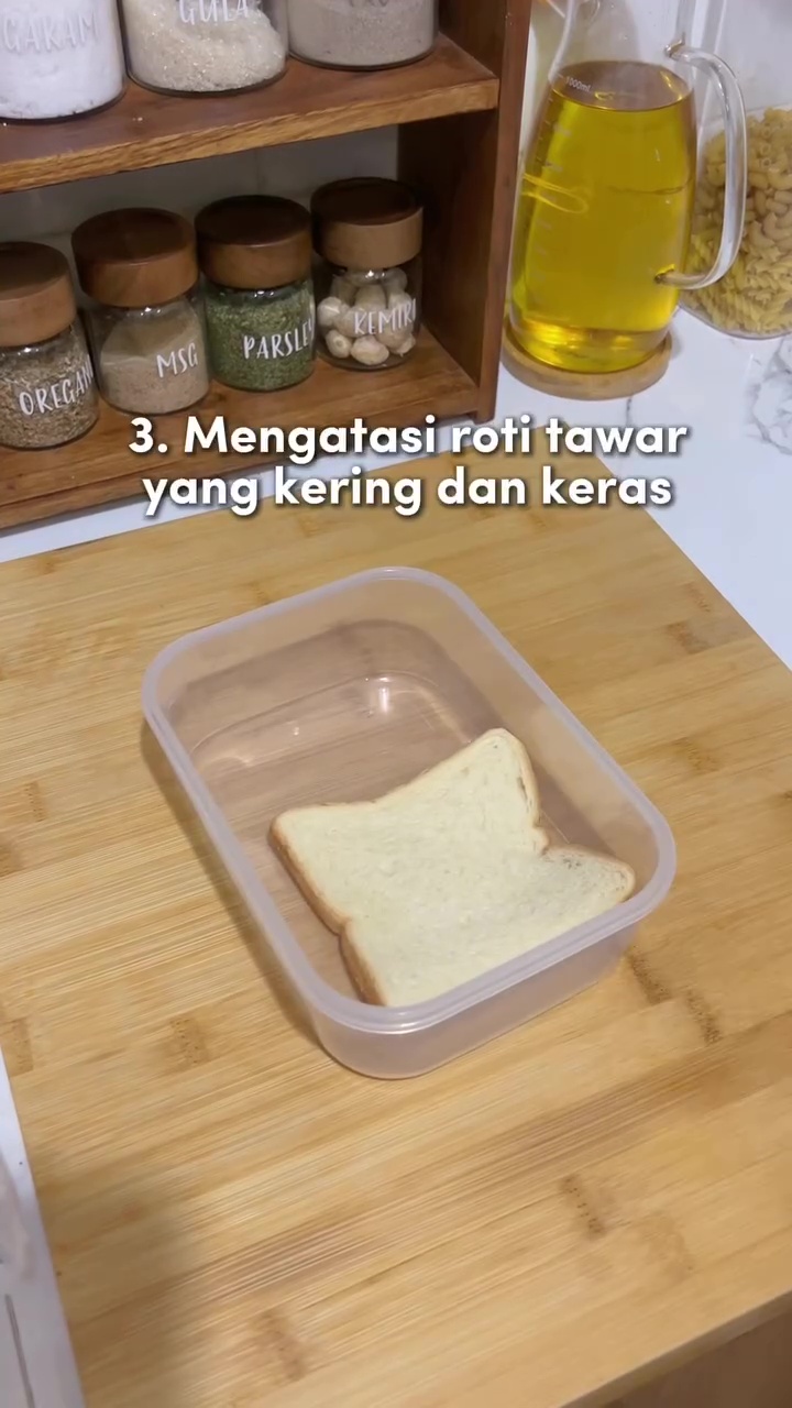 Punya roti tawar yang keras karena terpapar udara? Coba simpan dengan 1 buah ini biar lembut lagi