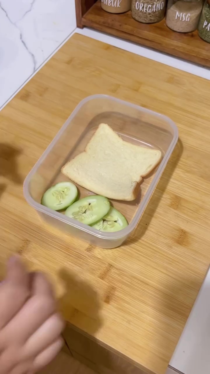 Punya roti tawar yang keras karena terpapar udara? Coba simpan dengan 1 buah ini biar lembut lagi