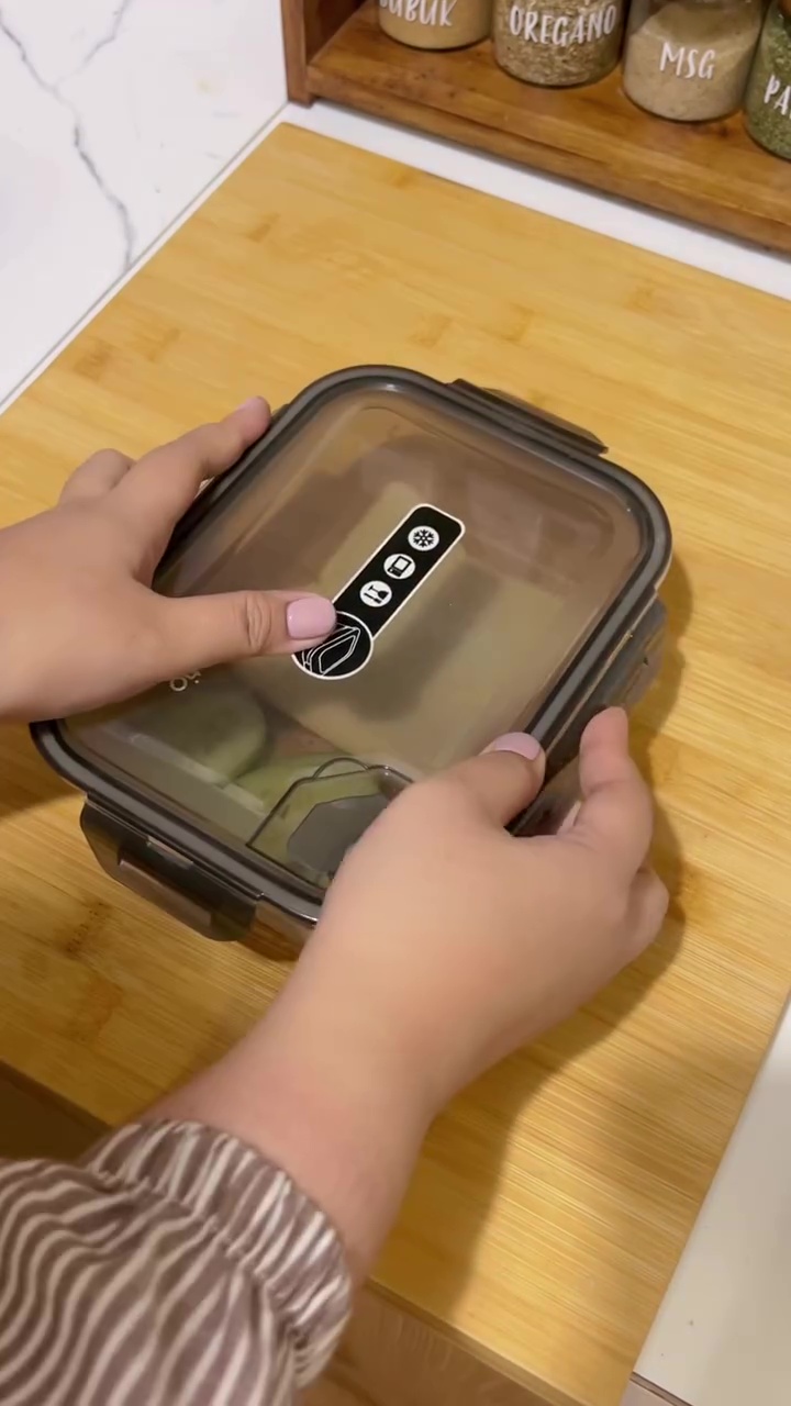 Punya roti tawar yang keras karena terpapar udara? Coba simpan dengan 1 buah ini biar lembut lagi