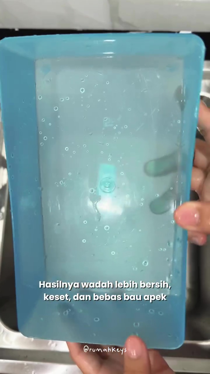 Jangan cuma ditaburkan, ini cara efektif pakai baking soda untuk basmi bau apek di wadah plastik