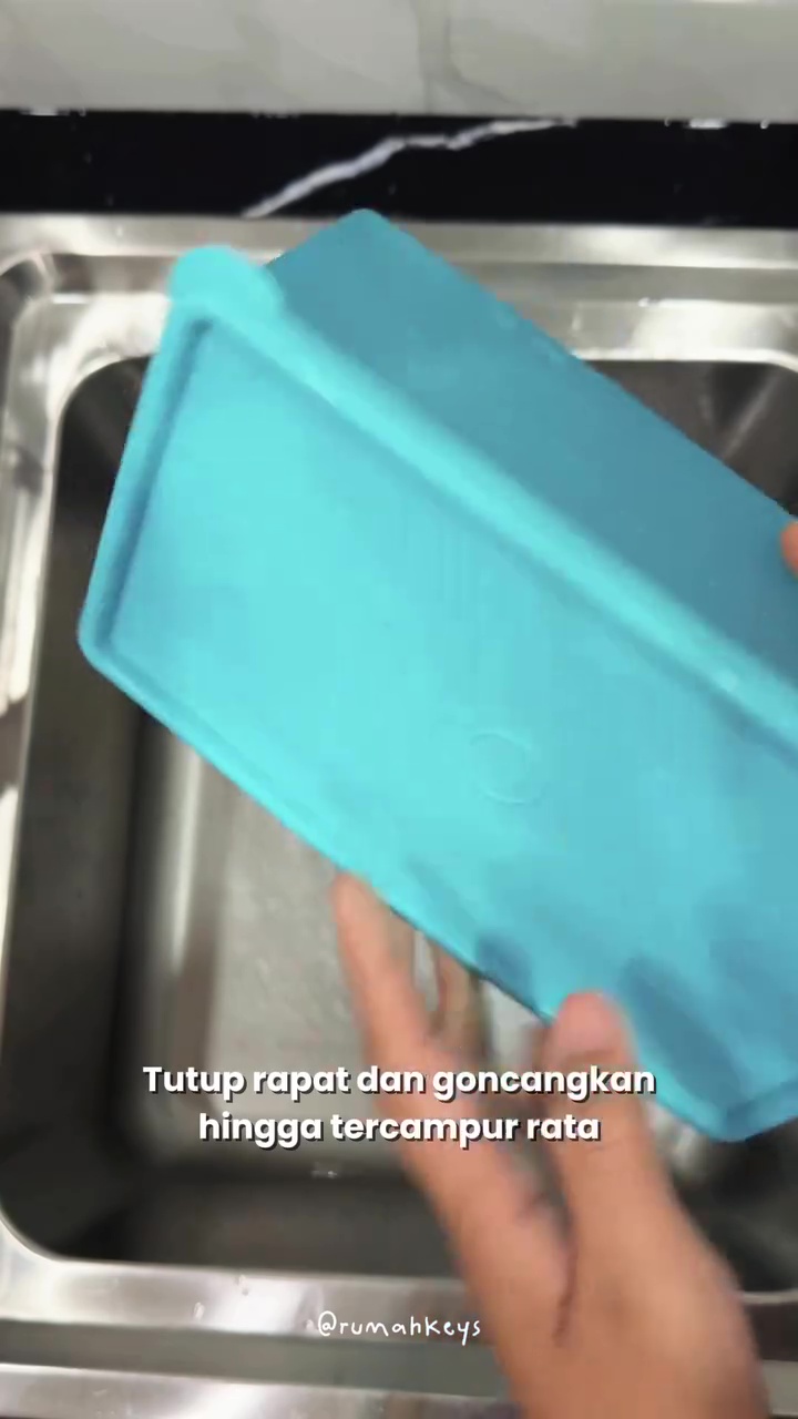 Jangan cuma ditaburkan, ini cara efektif pakai baking soda untuk basmi bau apek di wadah plastik