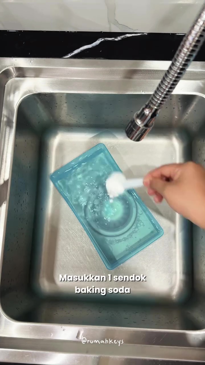 Jangan cuma ditaburkan, ini cara efektif pakai baking soda untuk basmi bau apek di wadah plastik