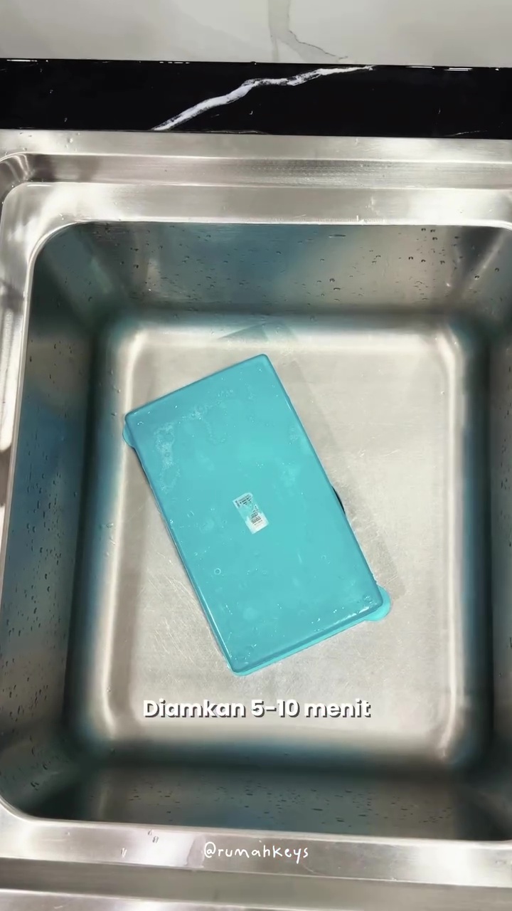 Jangan cuma ditaburkan, ini cara efektif pakai baking soda untuk basmi bau apek di wadah plastik