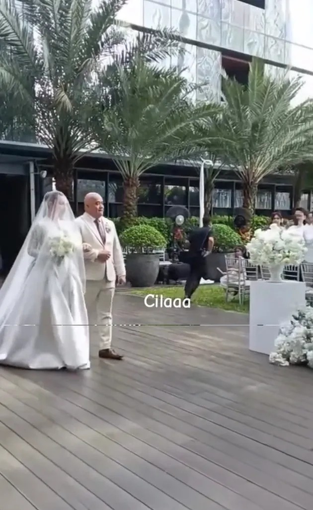 5 Potret detik-detik Amanda Manopo menuju altar nikah, momen Kenny Austin menangis bikin tersentuh