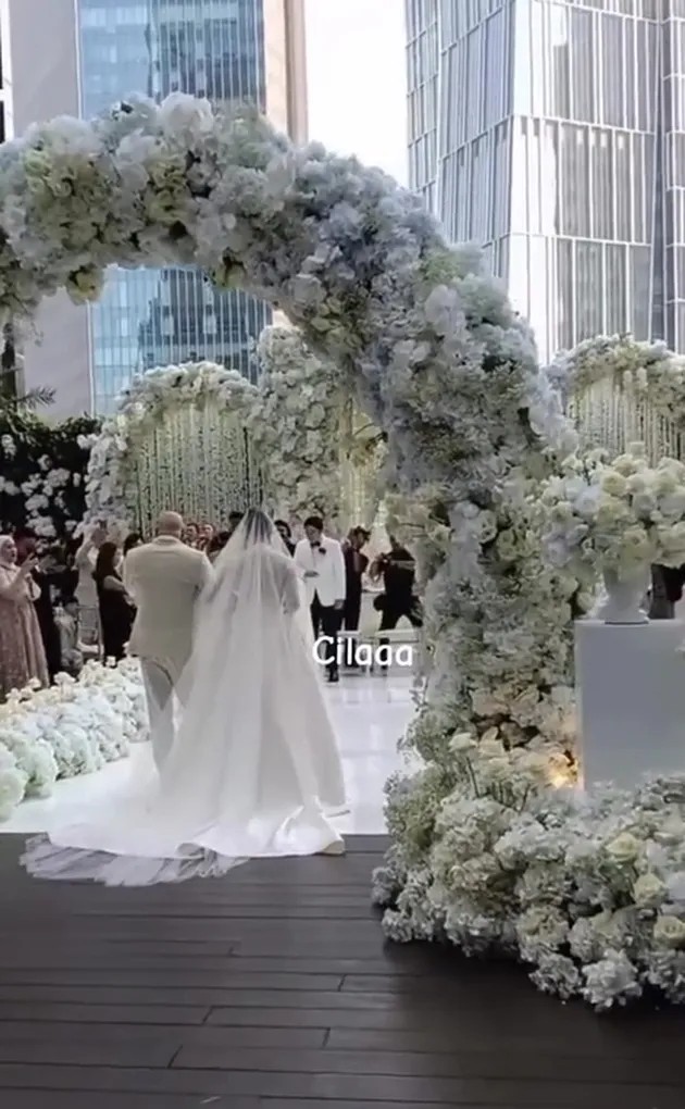 5 Potret detik-detik Amanda Manopo menuju altar nikah, momen Kenny Austin menangis bikin tersentuh