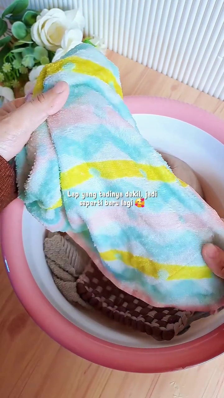 Tanpa disikat, ini cara cuci lap dapur dekil berminyak agar bersih cuma direndam dengan 2 bahan dapur