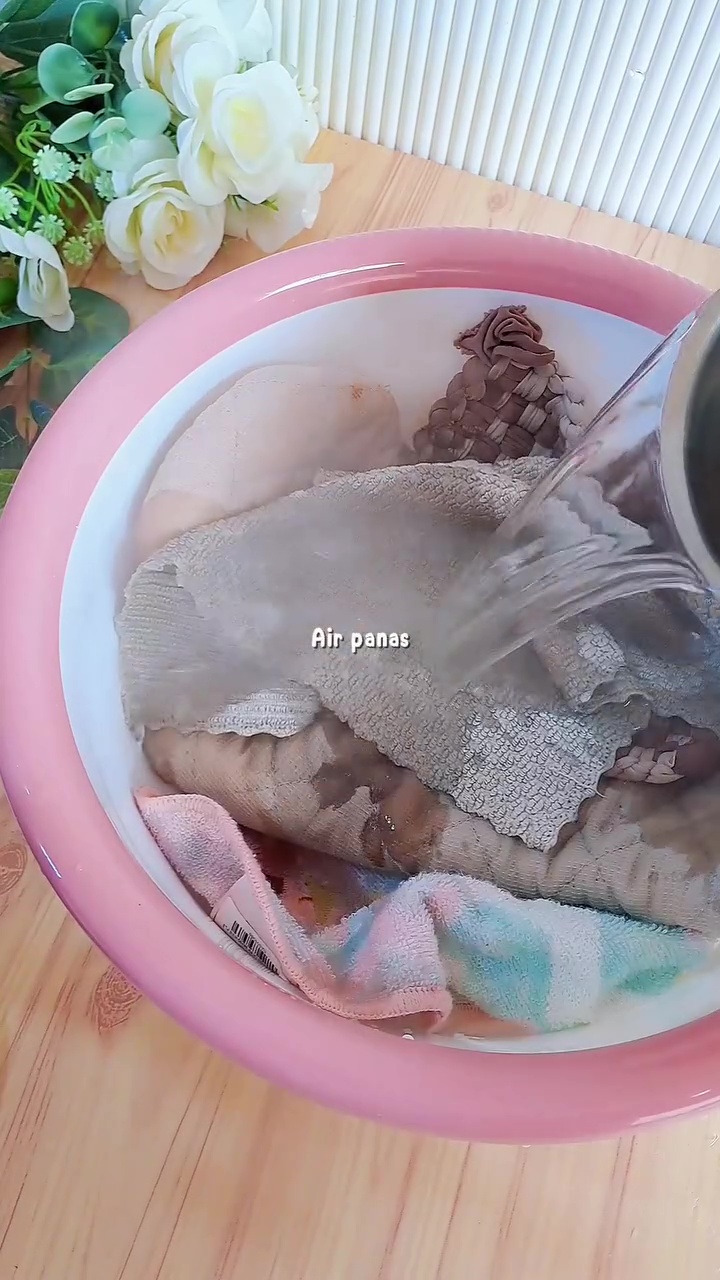 Tanpa disikat, ini cara cuci lap dapur dekil berminyak agar bersih cuma direndam dengan 2 bahan dapur