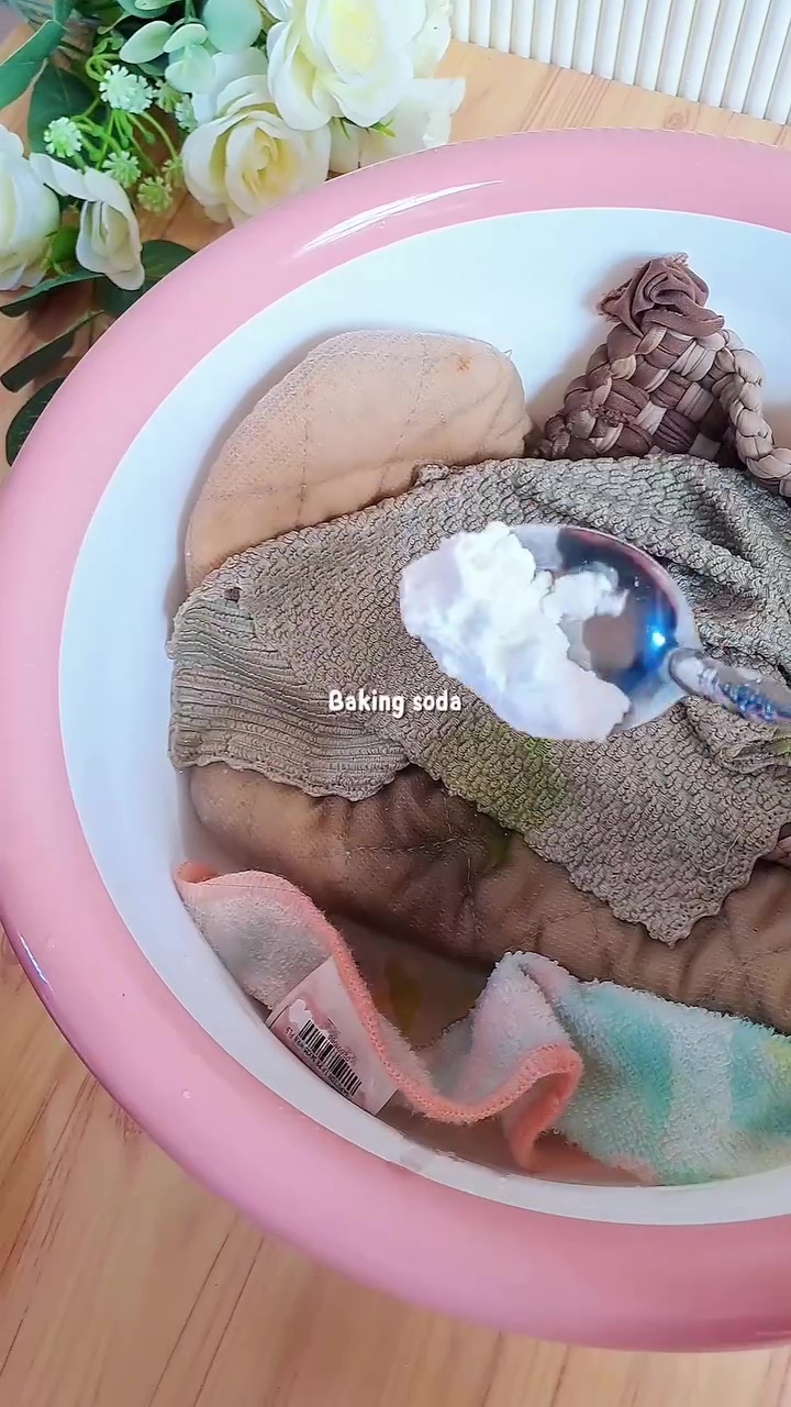 Tanpa disikat, ini cara cuci lap dapur dekil berminyak agar bersih cuma direndam dengan 2 bahan dapur