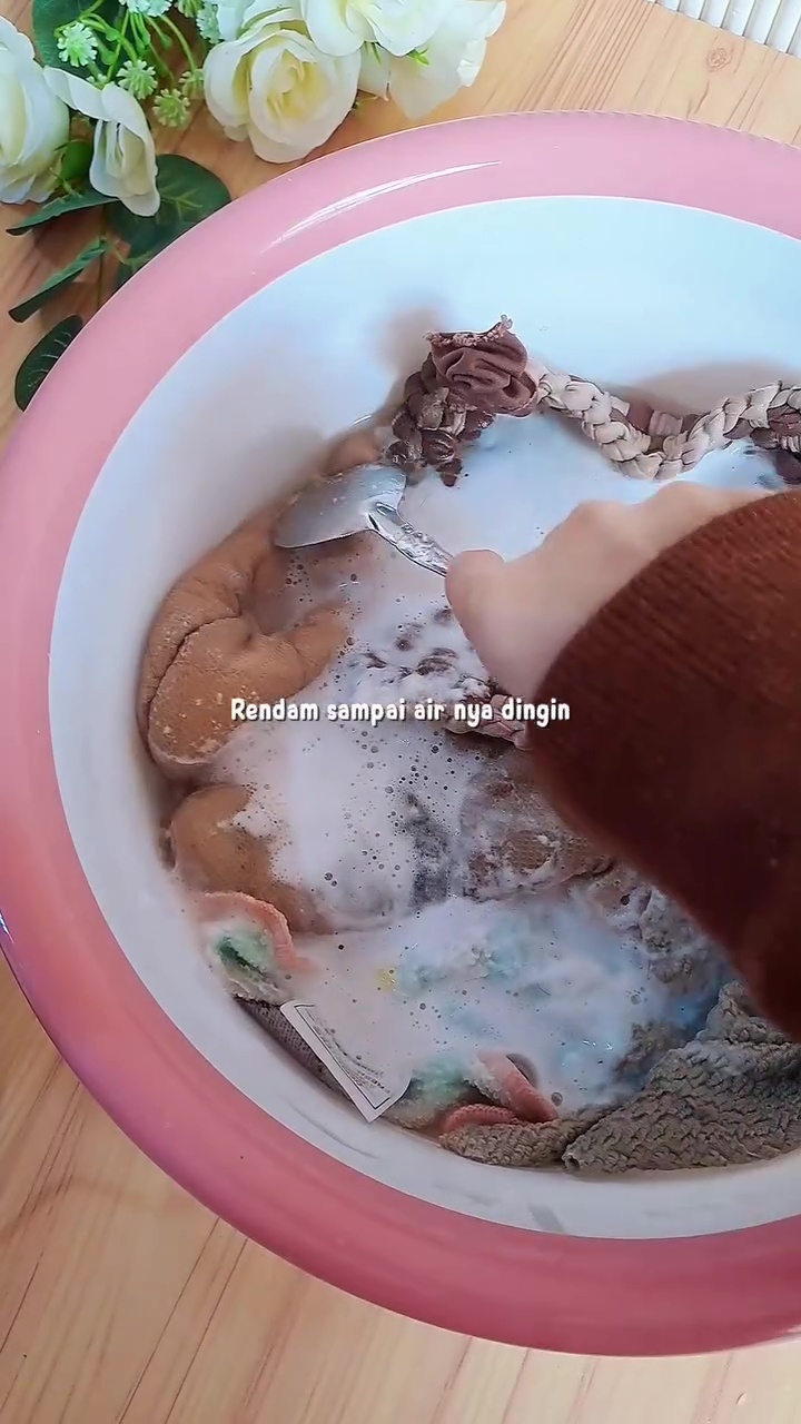 Tanpa disikat, ini cara cuci lap dapur dekil berminyak agar bersih cuma direndam dengan 2 bahan dapur