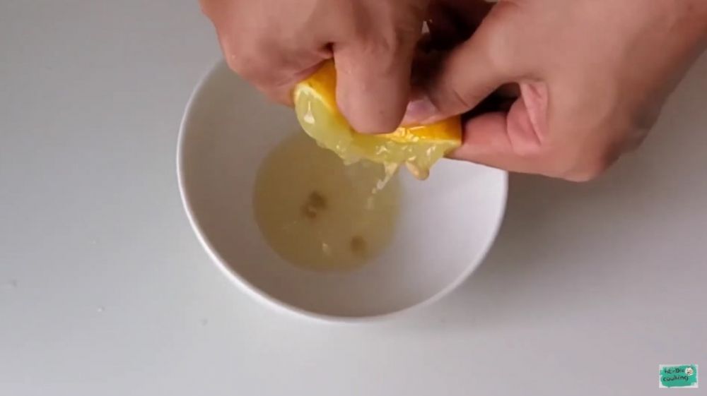 Teko listrik auto kinclong! Trik membersihkan kerak air bandel pakai 1 bahan dapur