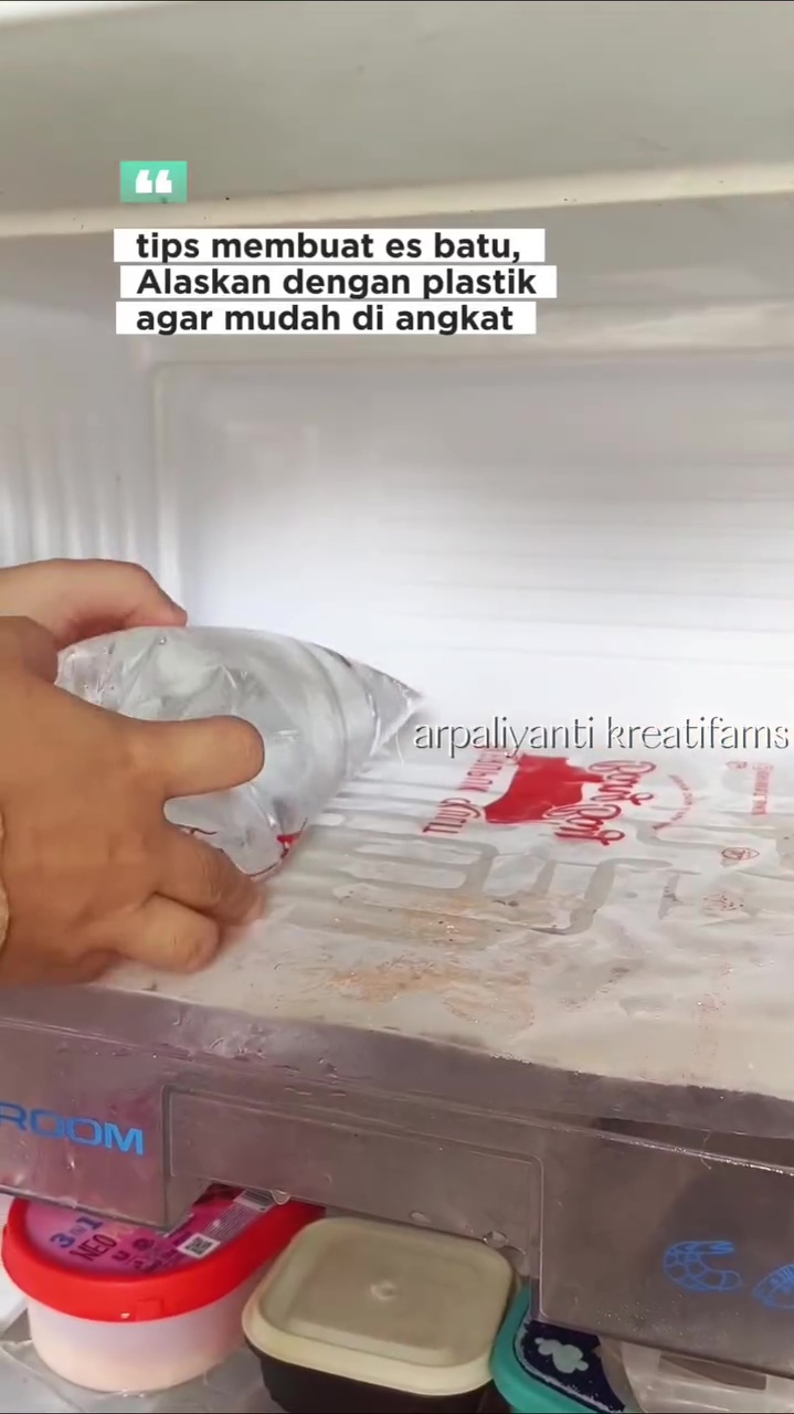 Es batu di freezer sering lengket dan sulit diambil? Gunakan 1 alat ini agar mudah tanpa bikin rusak