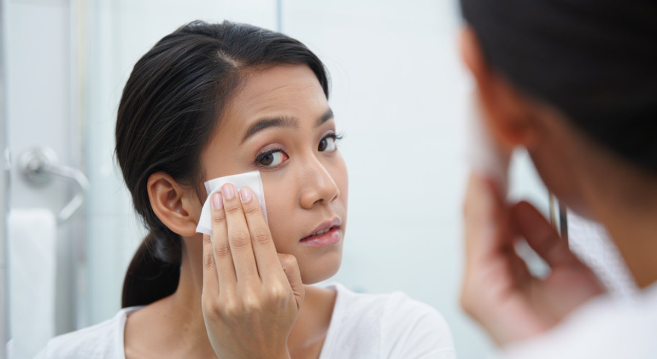 10 Rekomendasi makeup remover terbaik 2025, angkat makeup sekali usap, kulit tetap lembap