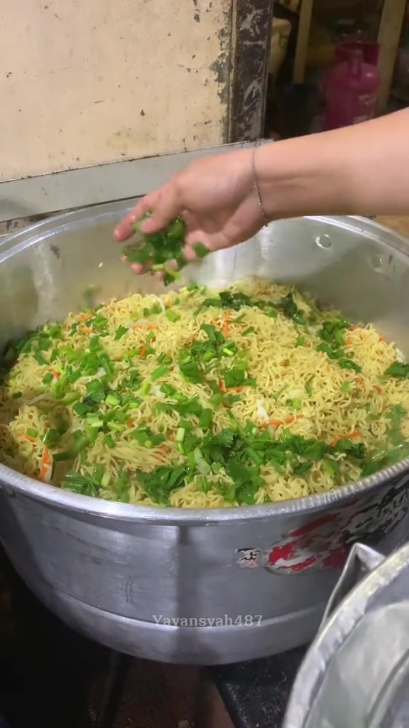 Ternyata tak perlu ditumis, ini trik bikin mie goreng untuk hajatan biar tahan lama tanpa capek ngaduk